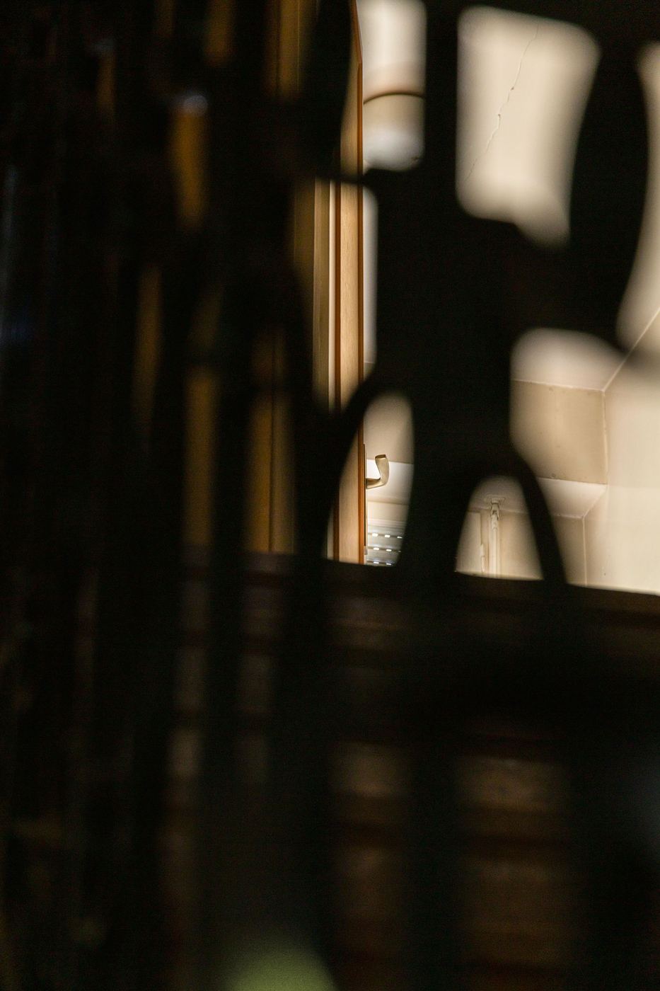 Famille Cerisier : escalier et poignée de porte