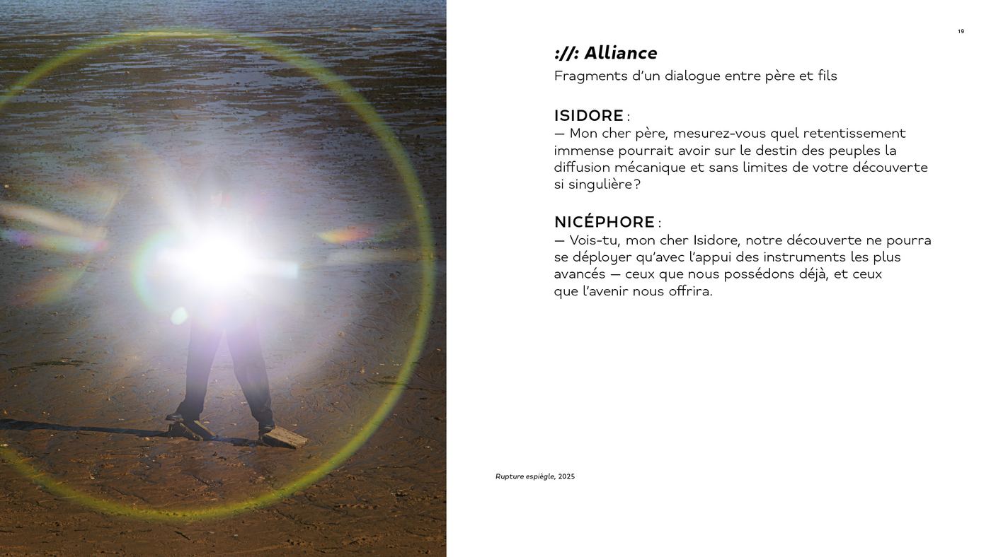 ://: Latentes, double page
